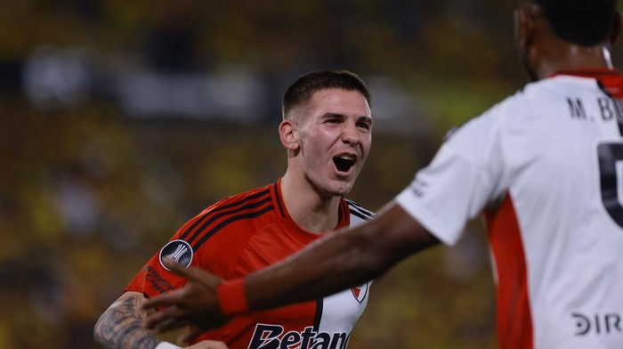 2213515706 GUAYAQUIL, ECUADOR - MAY 8: Franco Mastantuono (L) of River Plate celebrates after scoring the teams third goal during a Copa CONMEBOL Libertadores 2025 match between Barcelona SC and River Plate at Estadio Monumental Isidro Romero Carbo on May 8, 2025 in Guayaquil, Ecuador. (Photo by Franklin Jacome/Getty Images)
