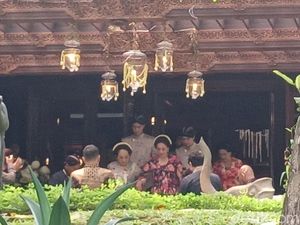 Al Ghazali Siraman Hari Ini, Maia Estianty dan Irwan Mussry Tebar Senyum Al Ghazali Siraman Hari Ini, Maia Estianty dan Irwan Mussry Tebar Senyum