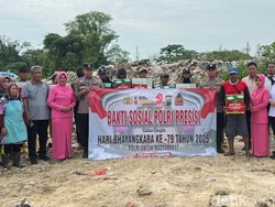 Polres Lamongan Salurkan Bansos untuk Pemulung TPA Tambakrigadu