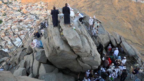 Gua Hira Dikunjungi Jamaah Haji, Antrean Panjang Mendaki Jabal Nur