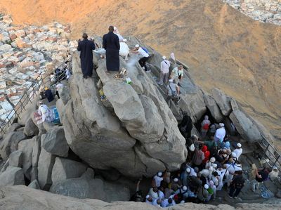 Gua Hira Dikunjungi Jamaah Haji, Antrean Panjang Mendaki Jabal Nur