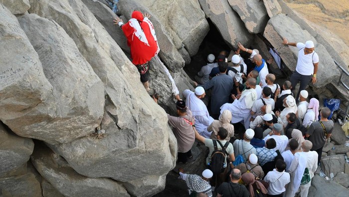 Ribuan jamaah Haji berziarah ke Gua Hira