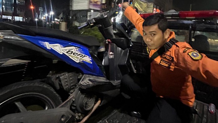 BPBD antar seorang dewasa (17) pulang ke rumahnya, karena kunci motor hilang.
