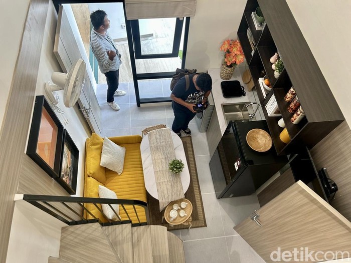 Calon Rumah Subsidi Seluas 14 Meter Persegi Design rumah contoh subsidi seluas 14 meter persegi di salah satu sentra perbelanjaan di Jakarta, Sabtu (14/6/2025). Terdapat dua tipe rumah yang ditampilkan ditempat ini, yakni single berisi satu kamar dengan luas bangunan 14 meter persegi. Lalu, rumah double dengan dua kamar luas bangunannya 23,4 meter persegi.