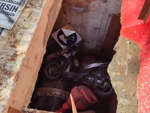 Pemotor Terperosok ke Lubang Galian di Ciracas Jaktim, Damkar Evakuasi Pemotor Terperosok ke Lubang Galian di Ciracas Jaktim, Damkar Evakuasi