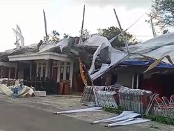 Hujan Angin di Klaten, Tenda Hajatan Pindah ke Atap-Nyangkut Tiang Listrik
