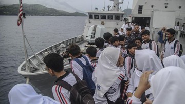 Naik KRI Teluk Wondama, Siswa SMP Ternate Dapat Ilmu Dunia Bahari