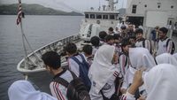 Naik KRI Teluk Wondama, Siswa SMP Ternate Dapat Ilmu Dunia Bahari