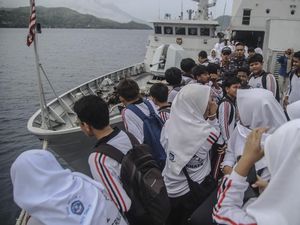 Naik KRI Teluk Wondama, Siswa SMP Ternate Dapat Ilmu Dunia Bahari