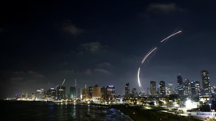 IRAN-NUCLEAR/ISRAEL Missiles launched from Iran are intercepted as seen from Tel Aviv, Israel June 13, 2025. REUTERS/Jamal Awad TPX IMAGES OF THE DAY