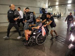 Langit Tel Aviv Dihujani Rudal Iran, Sirine Meraung, Warga Ketakutan Langit Tel Aviv Dihujani Rudal Iran, Sirine Meraung, Warga Ketakutan