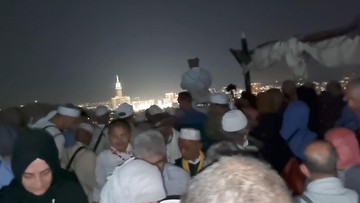 Potret Jabal Nur Dipenuhi Pendaki Menuju Gua Hira