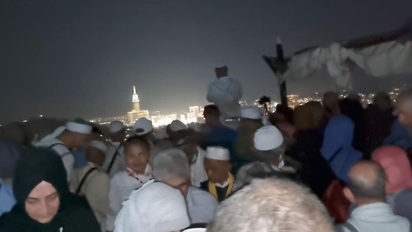 Potret Jabal Nur Dipenuhi Pendaki Menuju Gua Hira