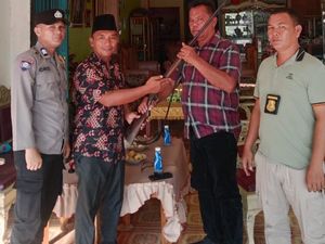 Warga Musi Rawas Serahkan Senpira ke Polisi Warga Musi Rawas Serahkan Senpira ke Polisi