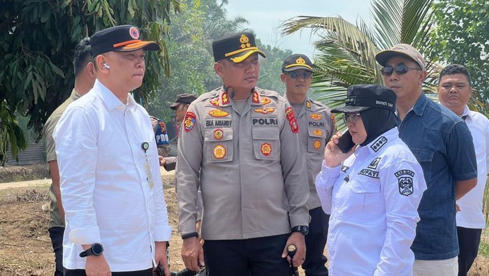 Kapolres Siak AKBP Eka Ariandy Putra dan Bupati Afni Zulkifli mengevaluasi lokasi PT SSL yang dibakar massa Kapolres Siak AKBP Eka Ariandy Putra dan Bupati Afni Zulkifli mengevaluasi lokasi PT SSL yang dibakar massa