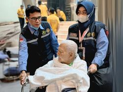 Kisah Yuni Membersamai Jemaah Lansia, Merawat dengan Cinta di Tanah Suci