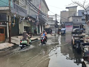 Alasan Warga Muara Angke Tetap Bertahan Meski Sering Dilanda Banjir Rob