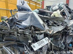 Taufik Semobil dengan Dua Anaknya Saat Kecelakaan Maut di Probolinggo Taufik Semobil dengan Dua Anaknya Saat Kecelakaan Maut di Probolinggo