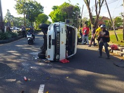 Hilang Kendali, Minibus Terguling di Jalan Denpasar-Gilimanuk