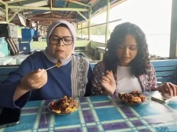 Mutiara Baswedan Menyantap Rujak Natsepa Bareng Fery Farhati