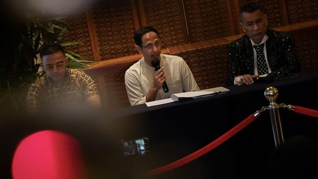 Mantan Menteri Pendidikan, Kebudayaan, Riset, dan Teknologi (Mendikbudristek) Nadiem Makarim (tengah) didampingi kuasa hukum  Hotman Paris (kanan) dan Mohamad Ali Nurdin (kiri) menjawab pertanyaan wartawan terkait isu pengadaan chromebook di Jakarta, Selasa (10/6/2025). Dalam klarifikasi tersebut mantan Mendikbudristek Nadiem Makarim menyatakan bersikap terbuka dan kooperatif terhadap proses hukum yang sedang berlangsung terkait dugaan penyimpangan dalam program pengadaan perangkat Teknologi Informasi dan Komunikasi (TIK) untuk sekolah. (ANTARA FOTO/Ferlian Septa Wahyusa)