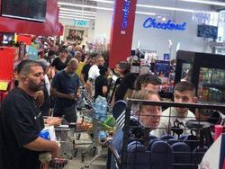 Israel Ketar-ketir Dihujani Rudal Iran, Warga Panic Buying Serbu Supermarket