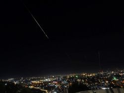 Penampakan Rentetan Rudal Iran Bombardir Israel