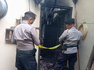Gelut Kakak-Adik di Bantul Berujung 2 Motor hingga Dapur Terbakar Gelut Kakak-Adik di Bantul Berujung 2 Motor hingga Dapur Terbakar