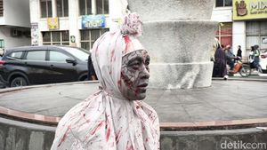 Potret Pocong Berbahasa Asing di Asia Afrika Bandung