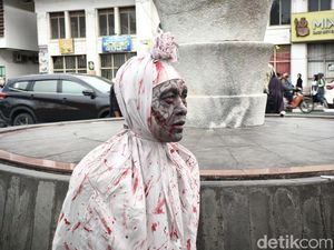 Potret Pocong Berbahasa Asing di Asia Afrika Bandung Potret Pocong Berbahasa Asing di Asia Afrika Bandung