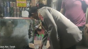Polisi Razia Warung Kelontong di Bogor, Puluhan Botol Miras Ilegal Disita