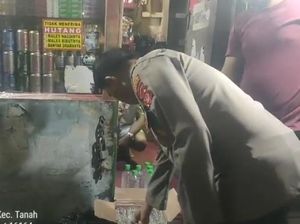 Polisi Razia Warung Kelontong di Bogor, Puluhan Botol Miras Ilegal Disita