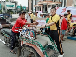 Polres Jombang Bagikan 50 Paket Sembako ke Tukang Becak-Jukir