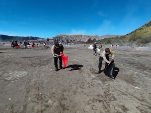 Sambut Hari Bhayangkara, Polres Probolinggo Bersih-bersih Kawasan Bromo Sambut Hari Bhayangkara, Polres Probolinggo Bersih-bersih Kawasan Bromo