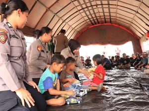 Polwan Polres Siak Beri Trauma Healing Korban Kericuhan di Tenda Pengungsian