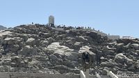 7 Potret Ramainya Jabal Rahmah Dikunjungi Jemaah Haji