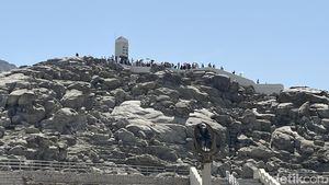 7 Potret Ramainya Jabal Rahmah Dikunjungi Jemaah Haji