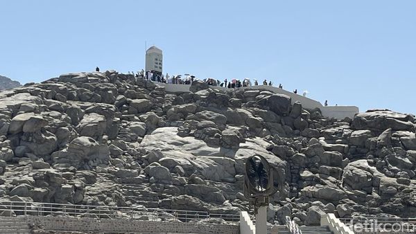 7 Potret Ramainya Jabal Rahmah Dikunjungi Jemaah Haji