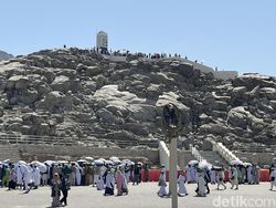 7 Potret Ramainya Jabal Rahmah Dikunjungi Jemaah Haji