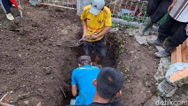 Bahu-membahu Warga Purwakarta Pindahkan Makam gegara Pergerakan Tanah