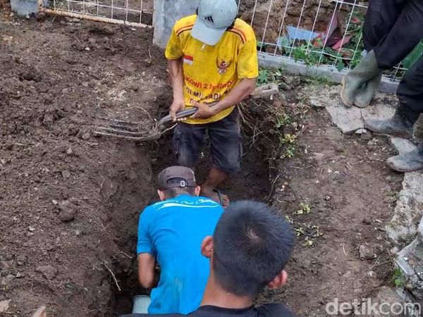 Bahu-membahu Warga Purwakarta Pindahkan Makam gegara Pergerakan Tanah