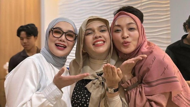 Highlight Dunia Hiburan InsertLive : Resmi Jadi Nenek, Ini Panggilan Reza Artamevia dan Angelina Sondakh dari Anak Aaliyah