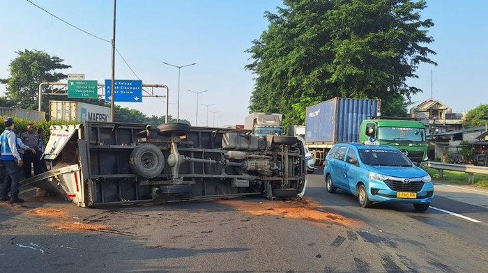 Sebuah truk mengalami kecelakaan tunggal di Tol Lingkar Luar Jakarta atau Jakarta Outer Ring Road (JORR) KM 50.300 Cikunir arah Priuk.