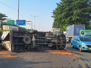 Truk Terguling di JORR Cikunir Usai Pecah Ban