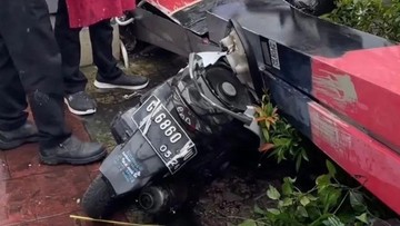 Papan Reklame Restoran di Jakbar Roboh Timpa Mobil dan Motor