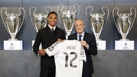 Trent diperkenalkan Real Madrid sebagai pemain barunya pada Kamis (12/6) waktu setempat. Ia berpose dengan Presiden Florentino Perez. (Foto: Pedro Castillo/Real Madrid via Getty Images)