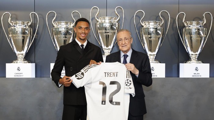  (EXCLUSIVE COVERAGE) Trent Alexander-Arnold poses with president of Real Madrid Florentino Pérez as the Englishman is unveiled as a Real Madrid player at Valdebebas training ground on June 12, 2025 in Madrid, Spain. (Photo by Pedro Castillo/Real Madrid via Getty Images)