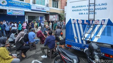 Antrean Mengular di Buaran! Warga Serbu SIM Keliling di Hari Libur