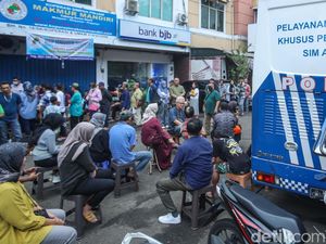 Antrean Mengular di Buaran! Warga Serbu SIM Keliling di Hari Libur Antrean Mengular di Buaran! Warga Serbu SIM Keliling di Hari Libur