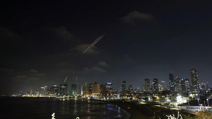Asap mengepul dari kawasan permukiman sehabis serdadu Iran melancarkan serangan balasan, yang dilaporkan menembakkan ratusan rudal balistik ke Israel menyusul serangan Israel di banyak sekali kota di Iran, pada 13 Juni 2025 di Tel Aviv, Israel. (Foto oleh Saeed Qaq/Anadolu via Getty Images) Asap mengepul dari kawasan permukiman sehabis serdadu Iran melancarkan serangan balasan, yang dilaporkan menembakkan ratusan rudal balistik ke Israel menyusul serangan Israel di banyak sekali kota di Iran, pada 13 Juni 2025 di Tel Aviv, Israel. (Foto oleh Saeed Qaq/Anadolu via Getty Images)